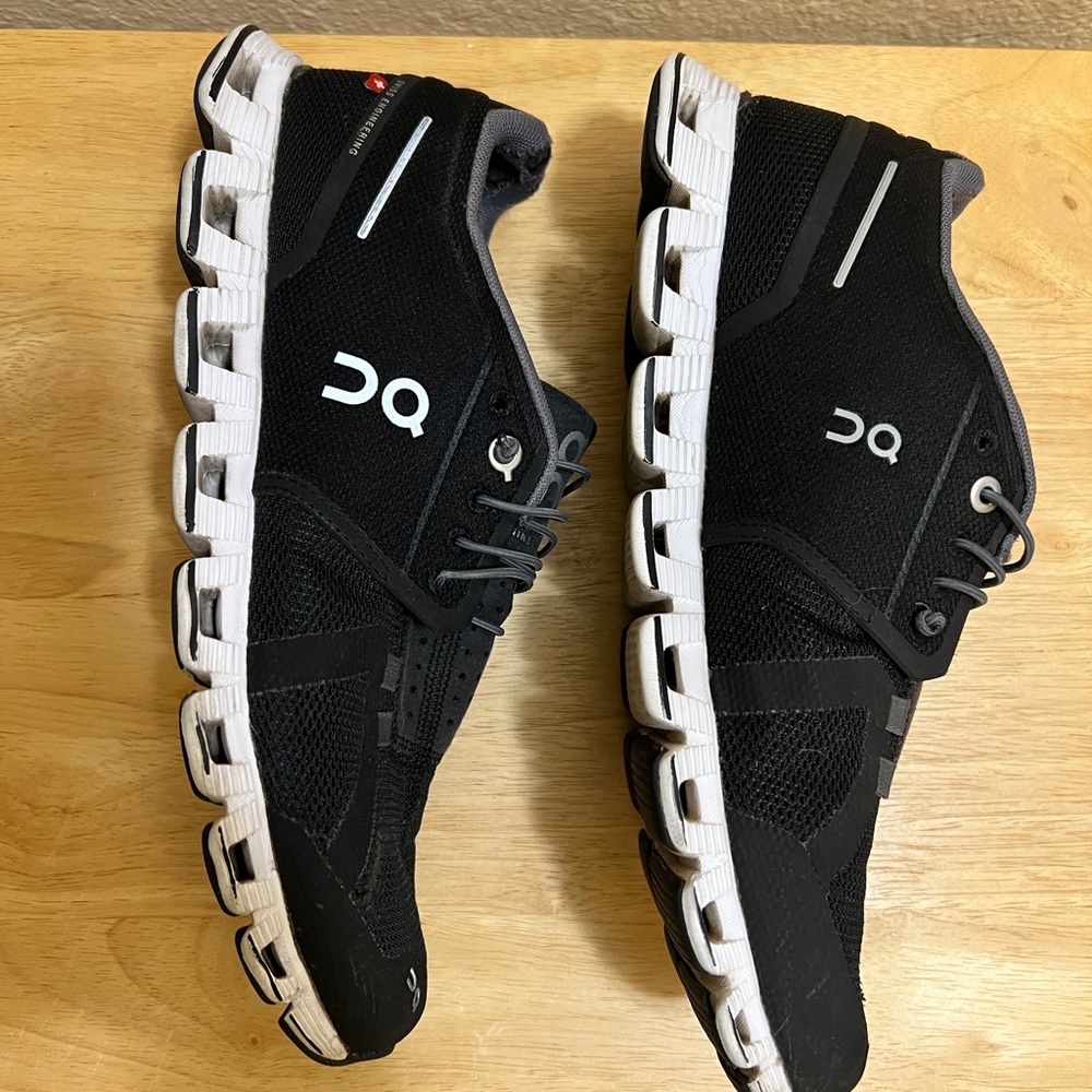 On cloud running shoes. Black/white. Size 9. Comes with new unused laces.